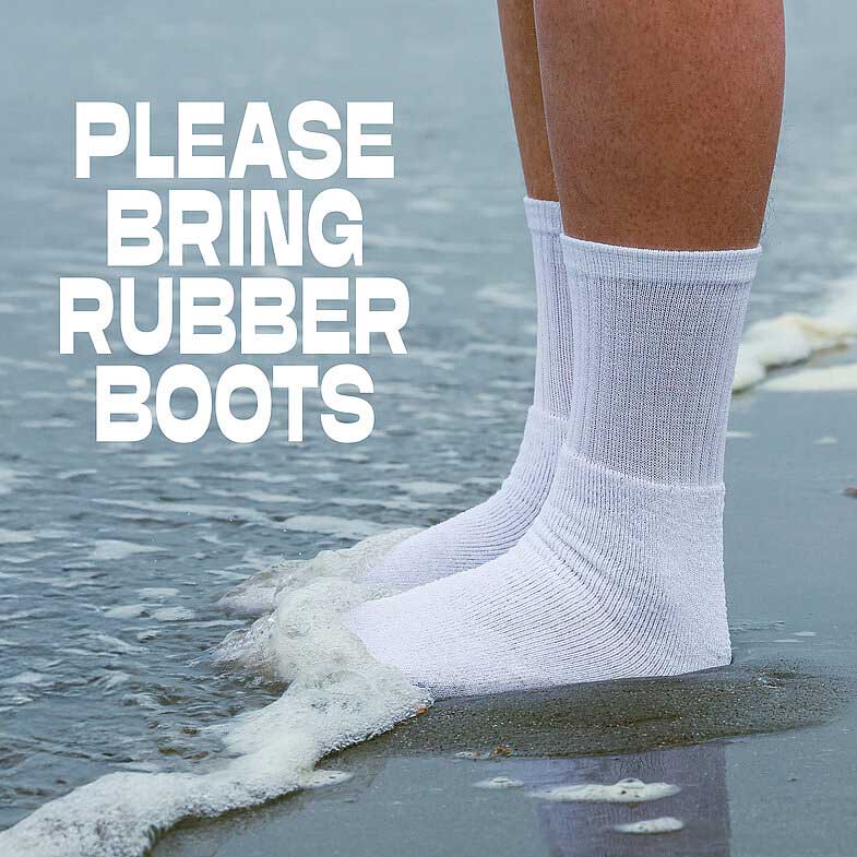 PleaseBringRubberBoots - mit weißen Socken im Wasser