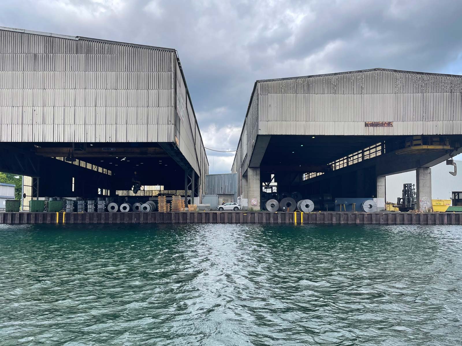 Hafen Industriegebäude am gegenüberliegenden Kanalufer