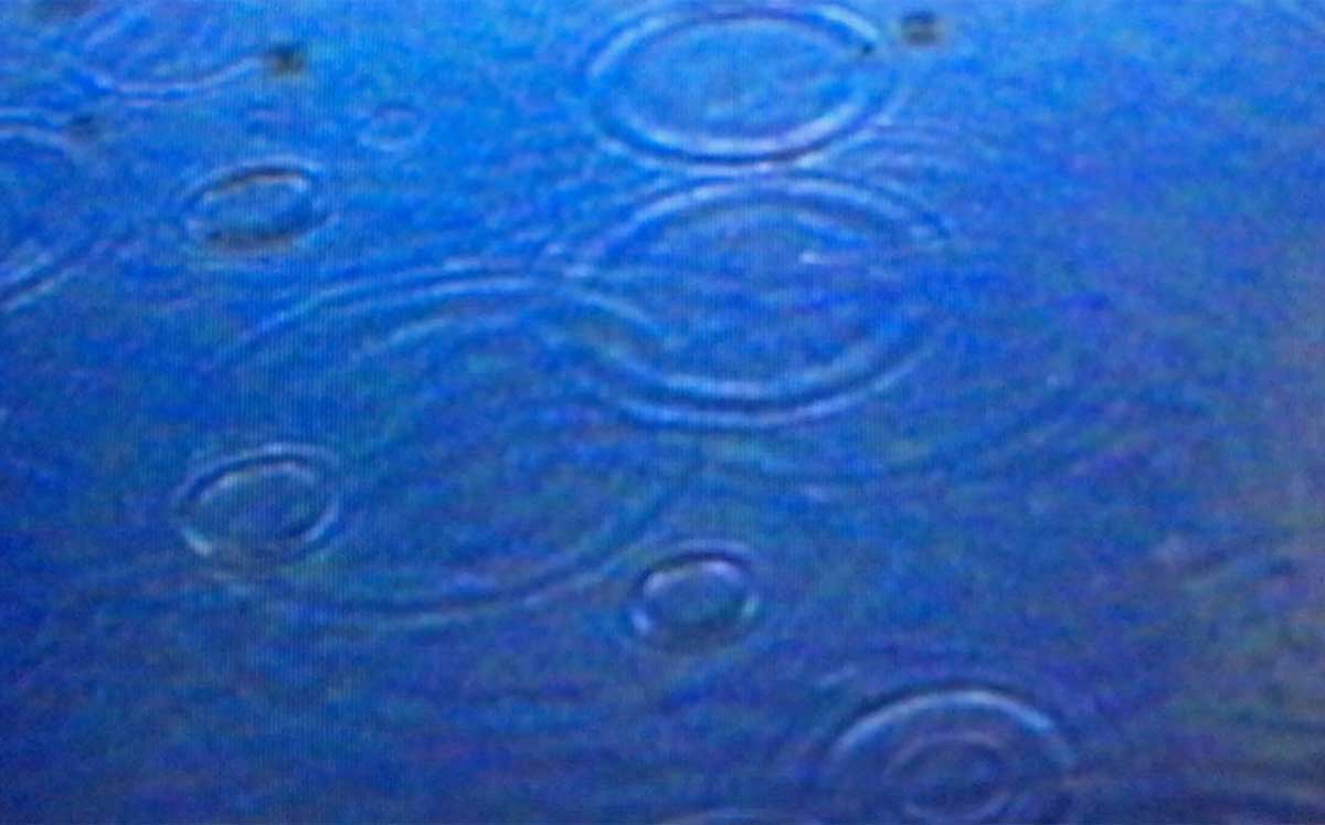 Foto von Wasseroberfläche in leuchtendem blau